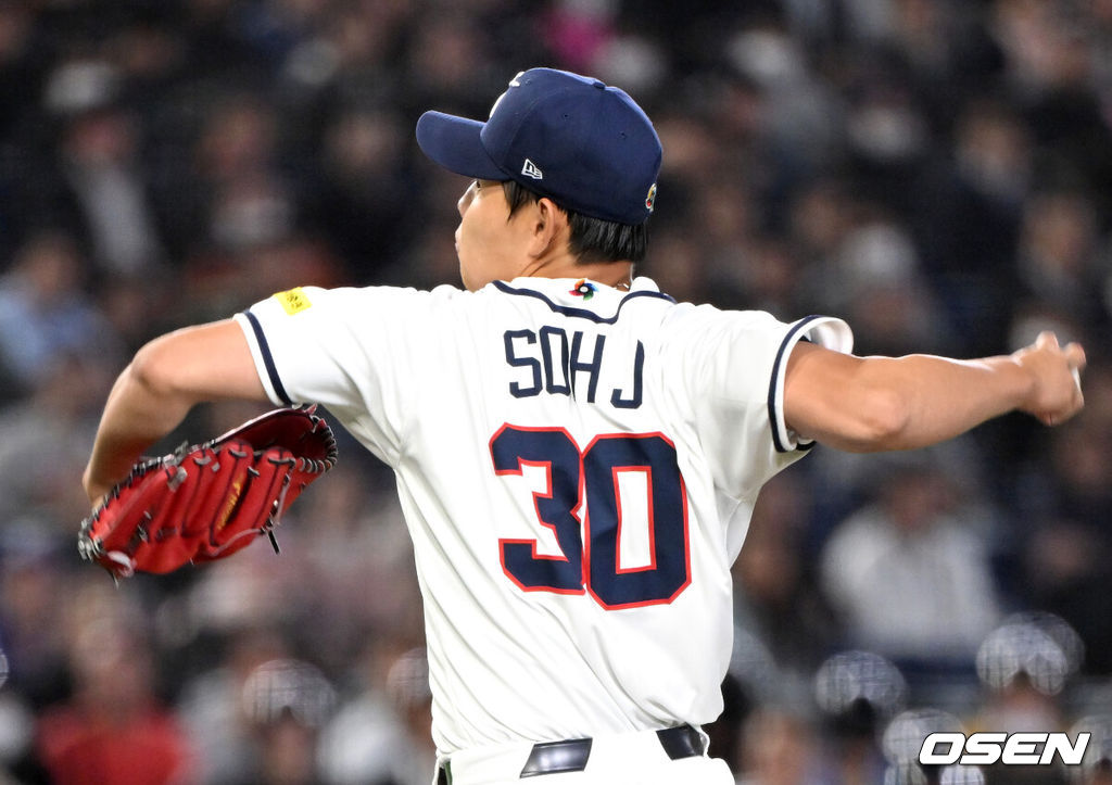 5일 일본 도쿄돔에서 월드베이스볼클래식(WBC) 조별리그 C조 한국과 체코의 경기가 열렸다.한국은 소형준, 체코는 다니엘 파디샥을 선발투수로 내세웠다.2006년 4강, 2009년 준우승을 차지한 경험이 있는 한국은 이후 3개 대회(2013년, 2017년, 2023년)에서 모두 8강 토너먼트 진출에 실패했다. 이번 대회에서는 17년 만에 본선 토너먼트 진출을 노린다.1회초 무사에서 한국 선발투수 소형준이 역투하고 있다. 2026.03.05 /spjj@osen.co.kr