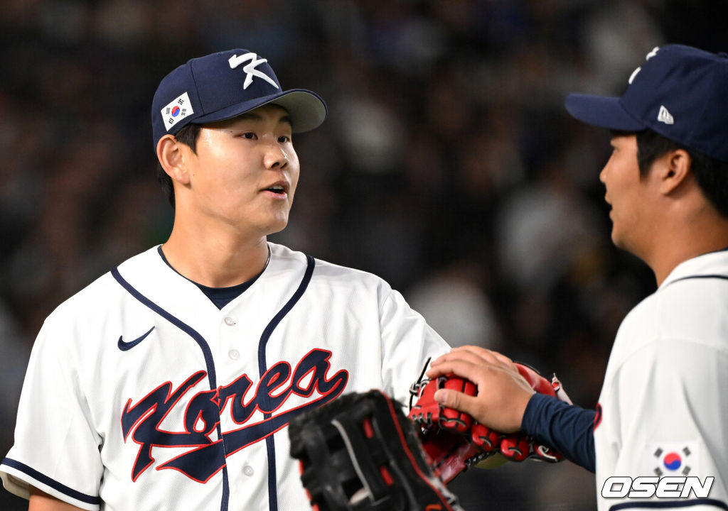 5일 일본 도쿄돔에서 월드베이스볼클래식(WBC) 조별리그 C조 한국과 체코의 경기가 열렸다.한국은 소형준, 체코는 다니엘 파디샥을 선발투수로 내세웠다.2006년 4강, 2009년 준우승을 차지한 경험이 있는 한국은 이후 3개 대회(2013년, 2017년, 2023년)에서 모두 8강 토너먼트 진출에 실패했다. 이번 대회에서는 17년 만에 본선 토너먼트 진출을 노린다.2회초 수비를 마친 한국 소형준이 동료들과 환호하고 있다. 2026.03.05 /spjj@osen.co.kr