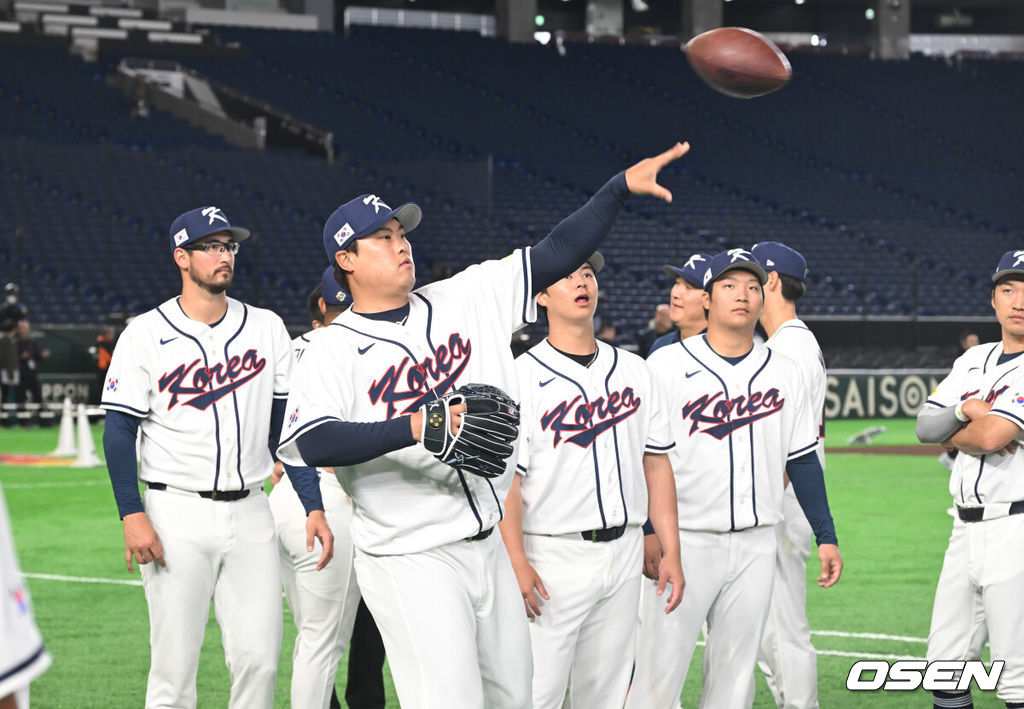 34일 일본 도쿄 도쿄돔에서 월드베이스볼클래식(WBC)대회를 하루 앞두고 한국 대표팀이 공식 훈련을 가졌다.우리 대표팀은 5일 일본 도쿄돔에서 체코와 WBC 조별리그 1차전에서 격돌한다.류현진이 럭비볼을 가지고 훈련을 하고 있다. 2026.03.04 /spjj@osen.co.kr