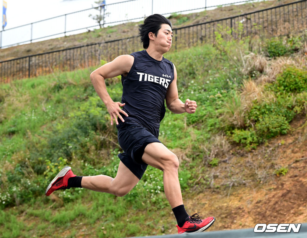 프로야구 KIA 타이거즈가 25일 일본 오키나와 킨 베이스볼 스타디움에 스프링캠프를 차리고 구슬땀을 흘렸다.KIA는 이번 오키나와 2차 스프링캠프에서 총 5차례 연습경기를 치르며 전력을 끌어올릴 예정이다.KIA 이의리가 러닝 훈련을 펼치고 있다. 2026.02.25 / dreamer@osen.co.kr