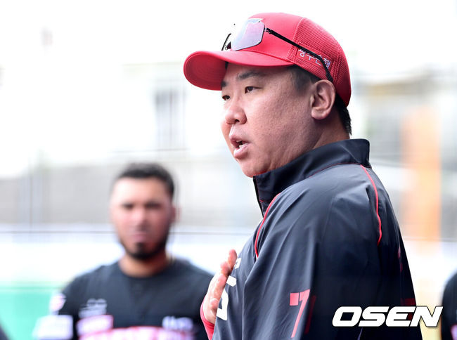 [OSEN=오키나와(일본), 최규한 기자] 2026 WBC(월드베이스볼클래식)를 준비하는 대한민국 야구 대표팀이 24일 일본 오키나와 가데나 야구장에서 프로야구 KIA 타이거즈와 연습경기를 펼쳤다. 야구 대표팀은 오키나와에서 국내 팀들과 6차례 연습경기를 치르며 전력을 끌어올릴 예정이다.경기를 마치고 KIA 이범호 감독이 선수들과 미팅을 갖고 있다. 2026.02.24 / dreamer@osen.co.kr