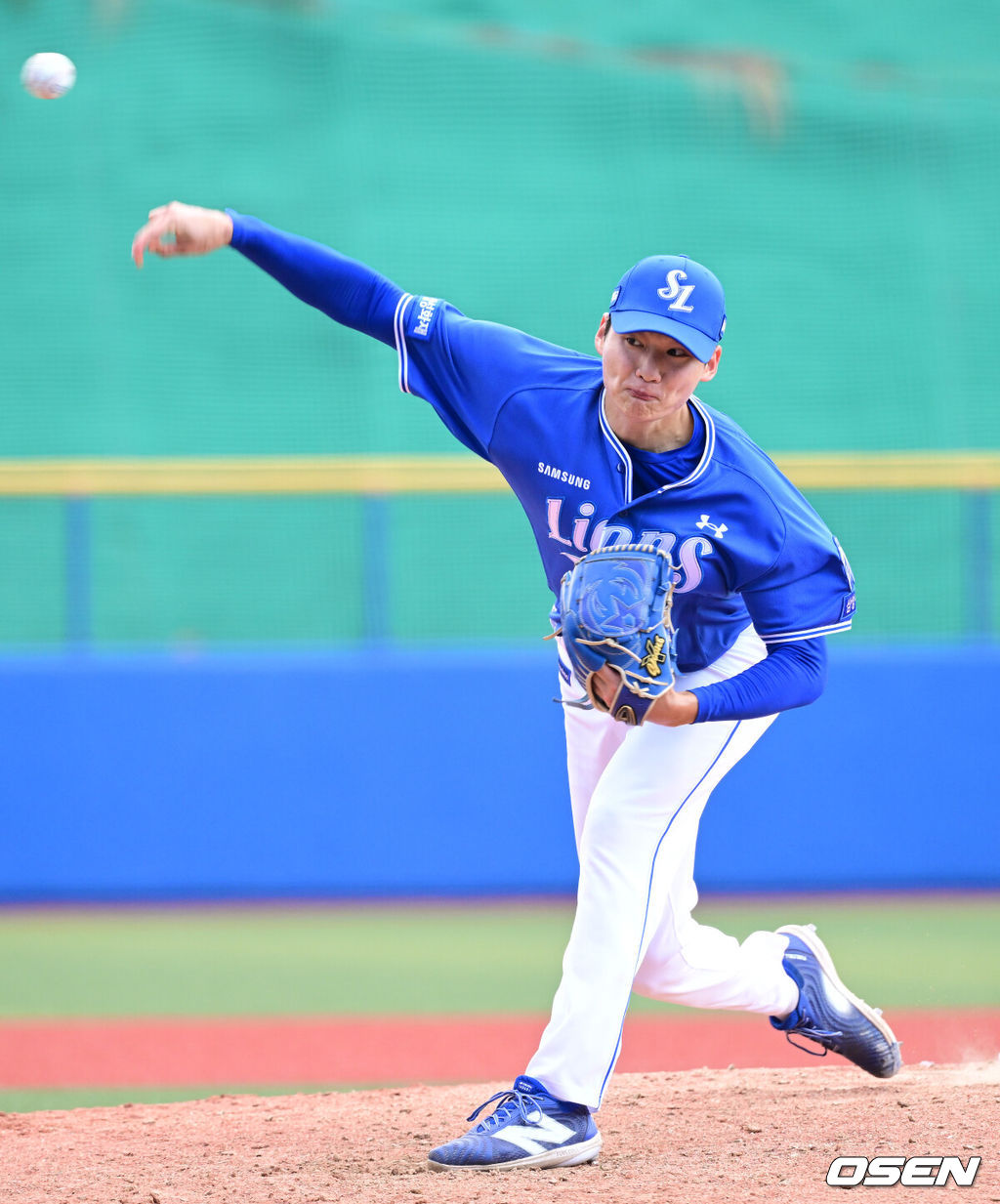 2026 WBC(월드베이스볼클래식)를 준비하는 대한민국 야구 대표팀이 26일 일본 오키나와 가데나 야구장에서 프로야구 삼성 라이온즈와 연습경기를 펼쳤다. 야구 대표팀은 오키나와에서 국내 팀들과 6차례 연습경기를 치르며 전력을 끌어올릴 예정이다.6회말 마운드에 오른 삼성 투수 육선엽이 힘차게 공을 뿌리고 있다. 2026.02.26 / dreamer@osen.co.kr