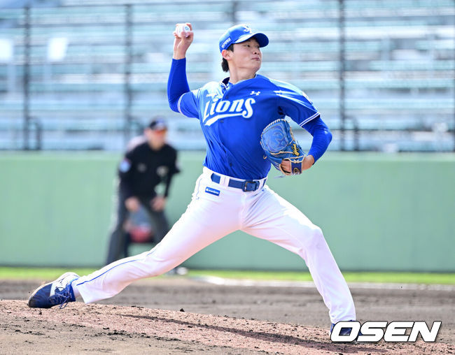 [OSEN=오키나와(일본), 최규한 기자] 프로야구 삼성 라이온즈가 28일 일본 오키나와 나하 셀룰러 스타디움에서 일본프로야구 요미우리 자이언츠와 연습경기를 펼쳤다.삼성은 요미우리를 상대로 최원태를 선발로 내세웠다.6회말 마운드에 오른 삼성 투수 육선엽이 힘차게 공을 뿌리고 있다. 2026.02.28 / dreamer@osen.co.kr