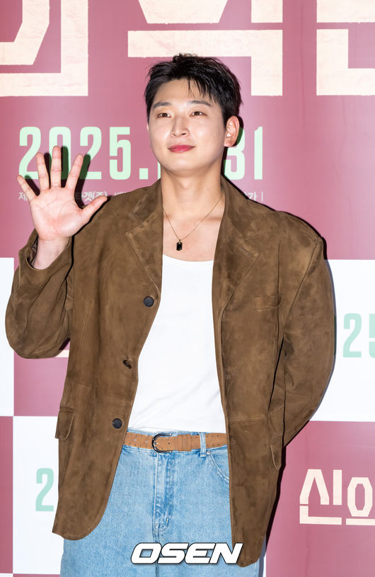 [OSEN=박준형 기자] 8일 오전 서울 용산아이파크몰 내 용산 CGV에서 영화 '신의 악단' 제작보고회가 진행됐다.‘신의악단’은 북한에 외화벌이를 위해 가짜 찬양단이 창설되며 벌어지는 이야기를 그린 작품으로 이날 제작보고회에는 김형협&nbsp;감독과 배우 박시후, 정진운,&nbsp;태항호,&nbsp;장지건,&nbsp;한정완,&nbsp;문경민, 고혜진, 최선자, 서동원, 강승완, 신한결이 참석했다. 배우 정진운이 포즈를 취하고 있다.    2025.12.08 / soul1014@osen.co.kr