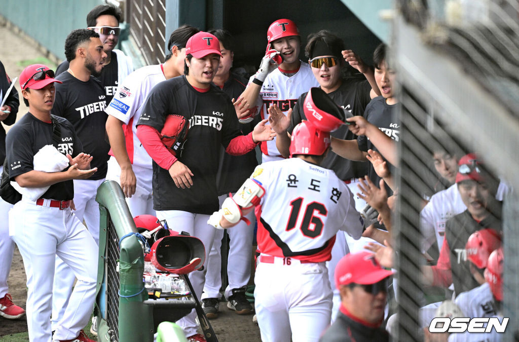 2일 일본 오키나와 킨 베이스볼 스타디움에서 KIA 타이거즈와 삼성 라이온즈의 연습경기가 열렸다.KIA는 양현종, 삼성은 장찬희를 선발로 내세웠다.8회말 2사 1, 2루 상황 KIA 윤도현이 달아나는 좌월 스리런포를 날린 뒤 더그아웃 동료들과 인사를 나누고 있다. 2026.03.02 / dreamer@osen.co.kr