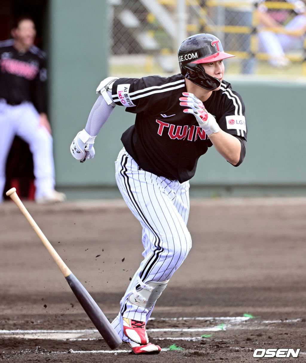 1일 일본 오키나와 구시가와 야구장에서 프로야구 KT 위즈와 LG 트윈스의 연습경기가 열렸다.이날 경기에서 KT는 오원석, LG는 요니 치리노스를 선발로 내세웠다.1회초 1사 주자없는 상황 LG 홍창기가 오른쪽 2루타를 날리고 있다. 2026.03.01 / dreamer@osen.co.kr