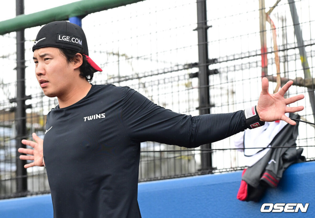 프로야구 LG 트윈스가 27일 일본 오키나와 가데나 야구장에서 스프링캠프 훈련을 펼쳤다.미국 애리조나에서 1차 스프링캠프를 마친 LG는 25일 오키나와에 입성해 26일부터 본격적으로 2차 캠프를 시작했다.LG 임찬규가 훈련을 펼치고 있다. 2026.02.27 / dreamer@osen.co.kr