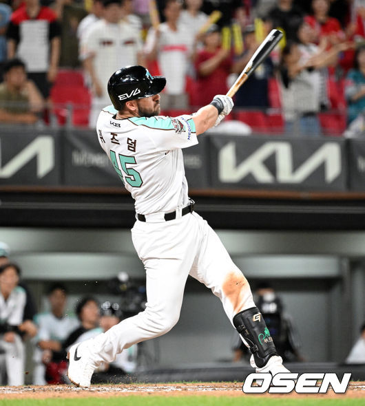 [OSEN=광주, 이대선 기자] 19일 오후 광주-기아 챔피언스필드에서 2025 신한 SOL Bank KBO리그 KIA 타이거즈와 KT 위즈의 경기가 열렸다.KIA는 올러, KT는 배제성을 선발 투수로 내세웠다.7회말 2사 3루에서 KIA 위즈덤이 좌중월 투런 홈런을 치고 있다. 2025.06.19 /sunday@osen.co.kr