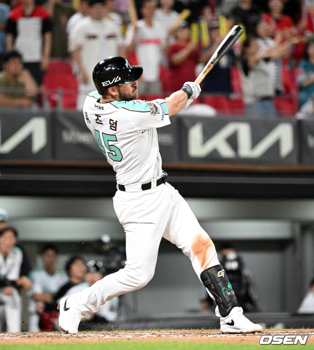 19일 오후 광주-기아 챔피언스필드에서 2025 신한 SOL Bank KBO리그 KIA 타이거즈와 KT 위즈의 경기가 열렸다.KIA는 올러, KT는 배제성을 선발 투수로 내세웠다.7회말 2사 3루에서 KIA 위즈덤이 좌중월 투런 홈런을 치고 있다. 2025.06.19 /sunday@osen.co.kr