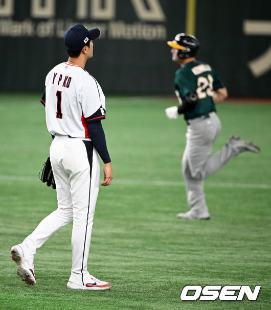 [OSEN=도쿄(일본), 손용호 기자]&nbsp;이강철&nbsp;감독이 이끄는 한국 월드베이스볼클래식(WBC) 대표팀이 9일 일본 도쿄돔에서 호주와 1라운드 B조 첫 경기를 가졌다.5회초 1사에서 대표팀 고영표가 호주 케넬리에 솔로포를 허용하며 아쉬워하고 있다. 2023.03.09 /spjj@osen.co.kr