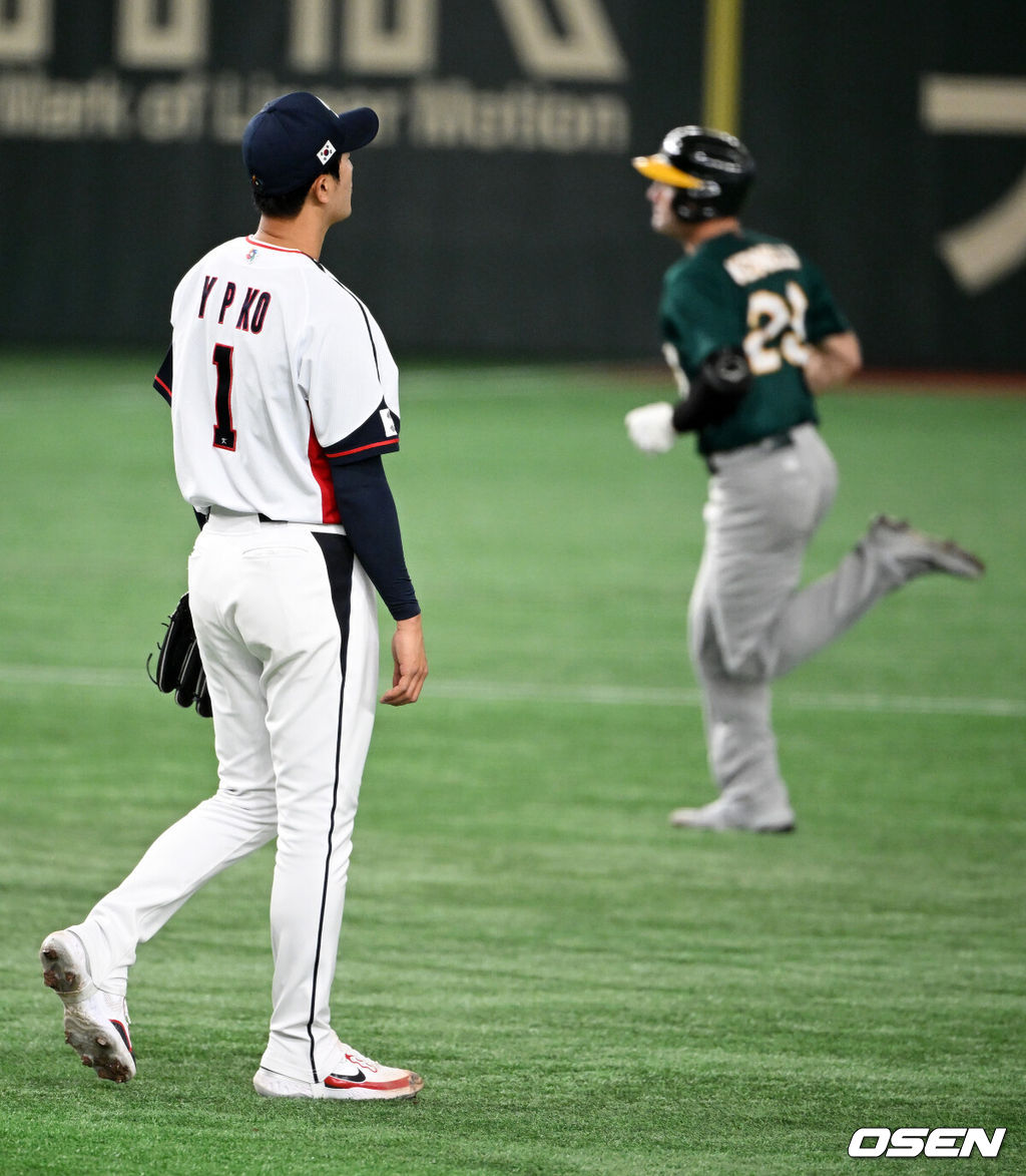  이강철 감독이 이끄는 한국 월드베이스볼클래식(WBC) 대표팀이 9일 일본 도쿄돔에서 호주와 1라운드 B조 첫 경기를 가졌다.5회초 1사에서 대표팀 고영표가 호주 케넬리에 솔로포를 허용하며 아쉬워하고 있다. 2023.03.09 /spjj@osen.co.kr