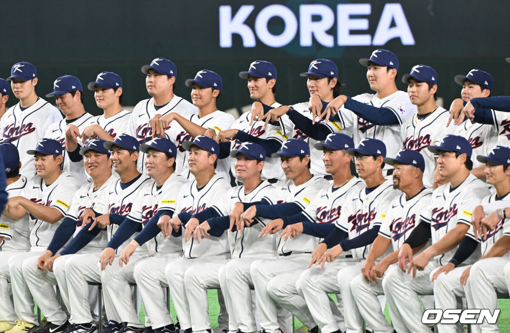 34일 일본 도쿄 도쿄돔에서 월드베이스볼클래식(WBC)대회를 하루 앞두고 한국 대표팀이 공식 훈련을 가졌다.우리 대표팀은 5일 일본 도쿄돔에서 체코와 WBC 조별리그 1차전에서 격돌한다.대표팀이 공식 기념사진을 찍으며 ‘사랑해요’를 표시하고 있다. 2026.03.04 /spjj@osen.co.kr