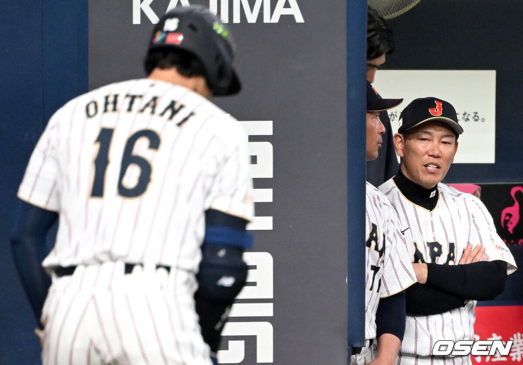 2일 일본 오사카 교세라돔에서 월드베이스볼클래식(WBC) 공식 연습 경기 일본 야구 대표팀과 오릭스 버팔로스의 경기가 열렸다.3일 한신 타이거스와 연습 경기 후 도쿄로 향하는 일본 야구 대표팀은 6일 대만과의 첫 경기에 이어 7일 한국전, 8일 호주전, 10일 체코전을 치른다.4회초 일본 이바타 감독이 오타니 쇼헤이를 바라보고 있다. 2026.03.02 /spjj@osen.co.kr
