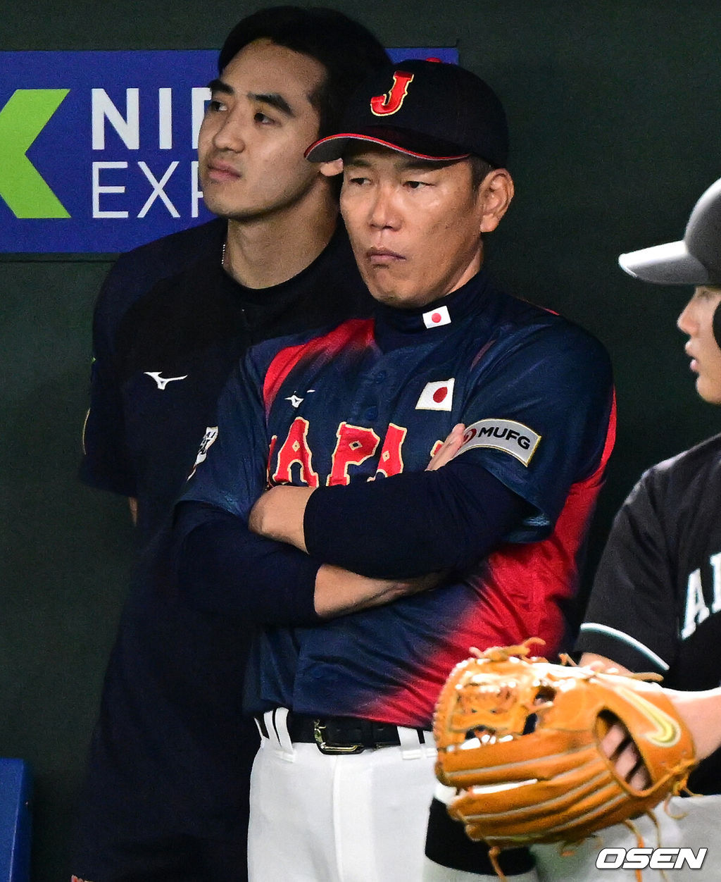 16일 오후 일본 도쿄돔에서  ‘2025 NAVER K-BASEBALL SERIES’ 대한민국과 일본의 2차전 경기가 열렸다.한국은 정우주, 일본은 카네마루 유메토를 선발투수로 내세웠다.일본 이바타 히로카즈 감독이 경기를 바라보고 있다. 2025.11.16 /cej@osen.co.kr