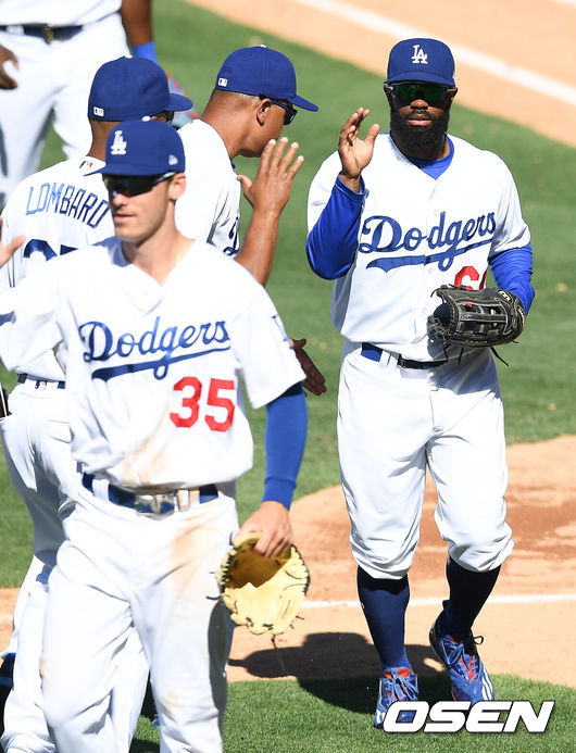 [OSEN=로스앤젤레스(미국 캘리포니아), 박준형 기자] LA 다저스 시절 앤드류 톨스가 로버츠 감독과 하이파이브를 하고 있다. / soul1014@osen.co.kr