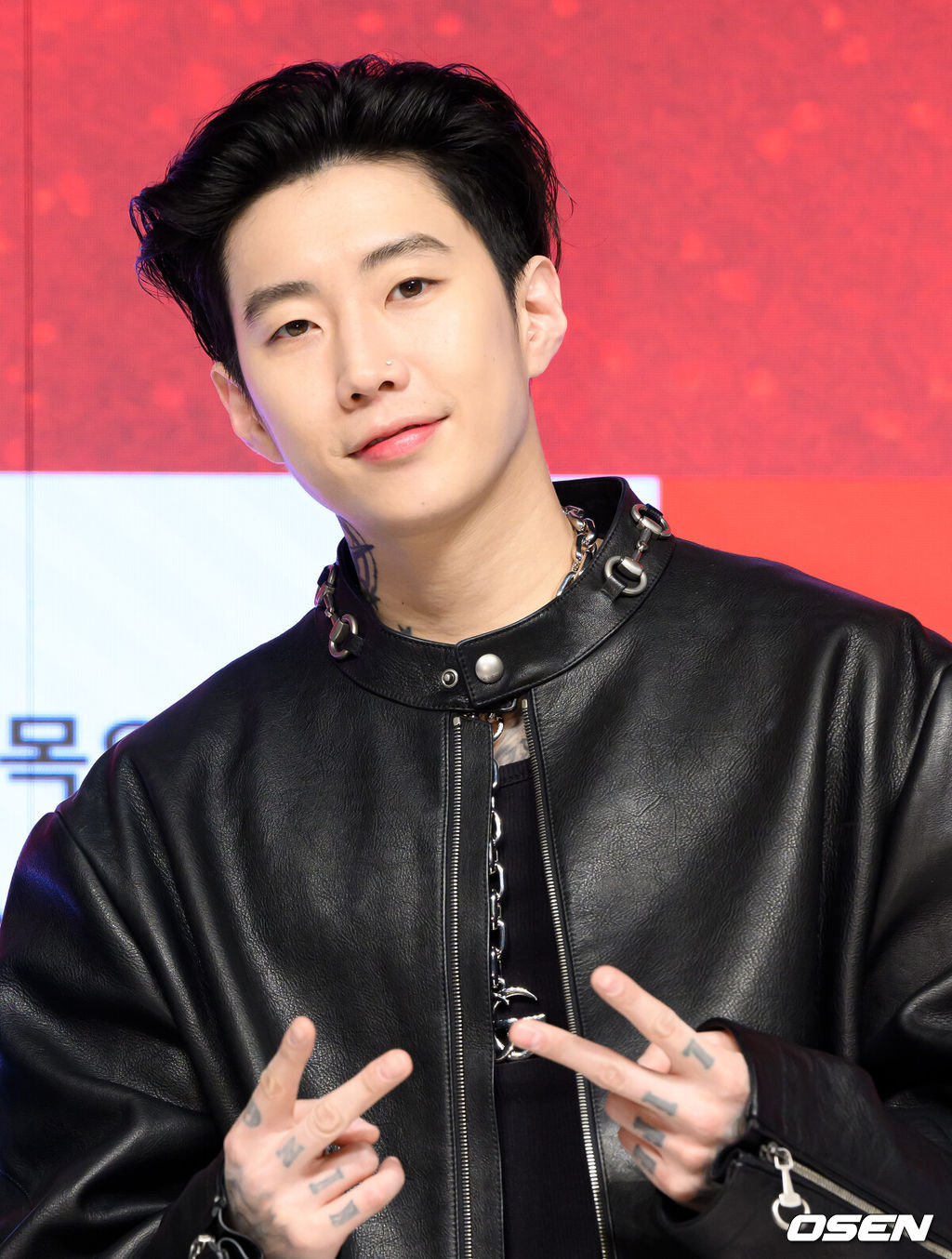 15일 오전 서울 강남구 논현동 엘리에나호텔에서 Mnet '쇼미더머니12' 제작발표회가 열렸다.'쇼미더머니12'는 2012년 첫 방송 이후 수많은 스타 래퍼와 히트곡을 배출해온 대한민국 대표 힙합 서바이벌 프로그램 '쇼미더머니'의 열두 번째 시즌이다. 역대 최다 지원자, 최다 회차, OTT 플랫폼 확장이라는 변화를 통해 한층 확장된 스케일을 예고하고 있다. 박재범이 포토타임을 하고 있다. 2026.01.15 / jpnews@osen.co.kr