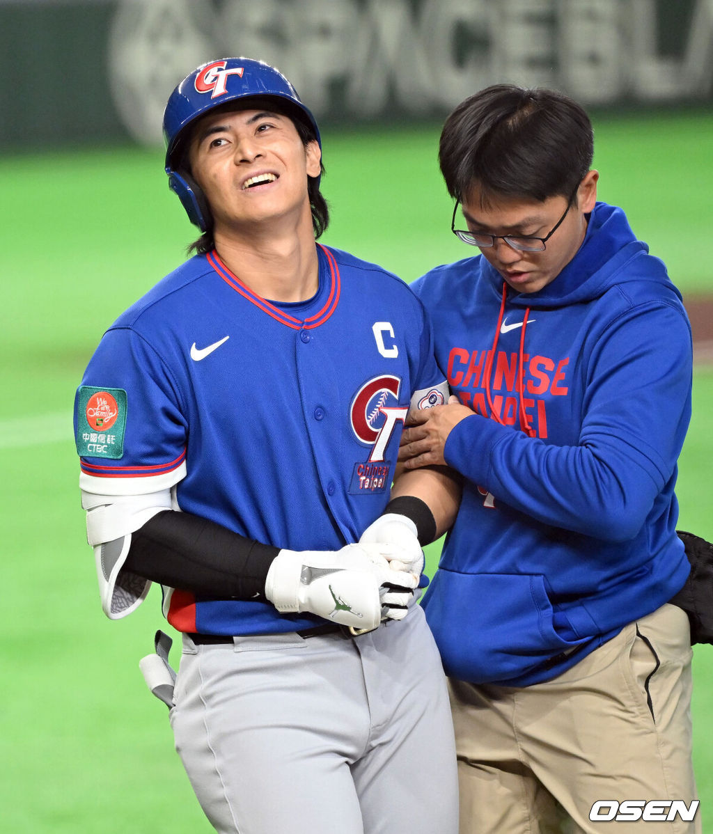 5일 일본  도쿄돔에서 월드베이스볼클래식(WBC) 조별리그 첫 경기 호주와 대만의 경기가  열렸다.우리 대표팀은  체코와 WBC 조별리그 1차전에서 격돌한다.대만 천제쉔(천제센)이 타구에 맞아 손가락 부상을 당했다. 2026.03.05 /spjj@osen.co.kr