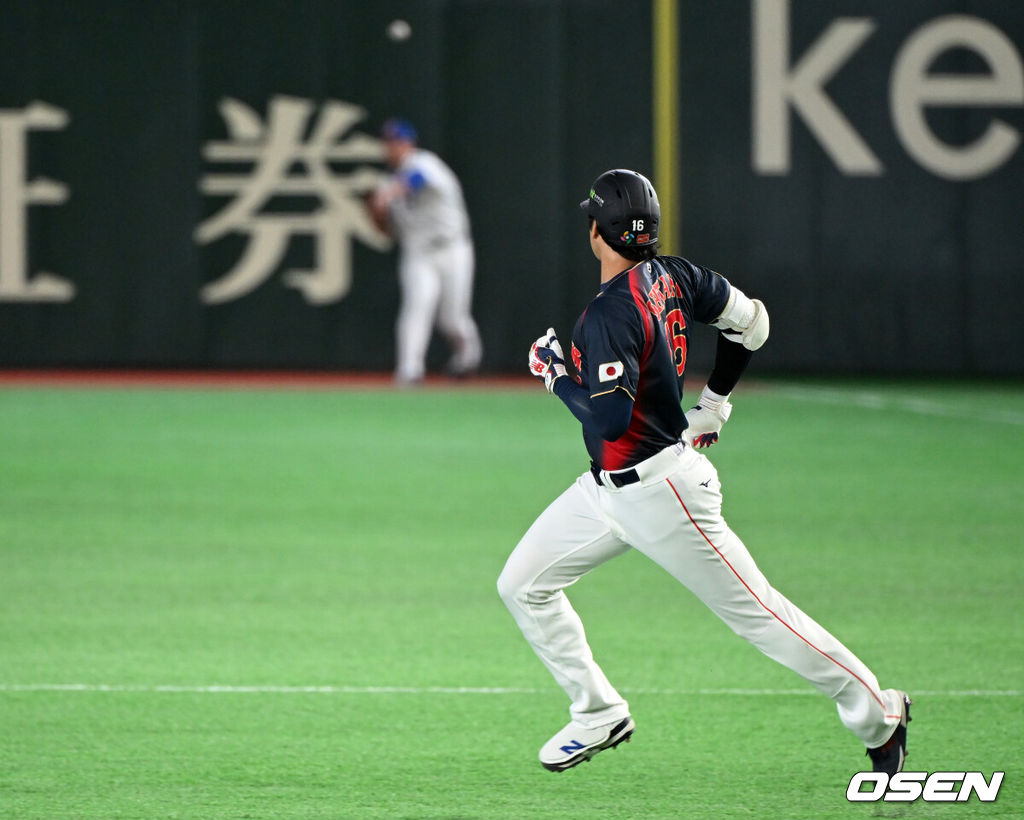6일 일본 도쿄돔에서 월드베이스볼클래식(WBC) 조별리그 C조 일본과 대만의 경기가 열렸다.일본은 야마모토 요시노부, 대만은 쩡하오쥔을 선발로 내세웠다.1회초 무사에서 일본 오타니 쇼헤이가 우전 2루타를 치고 그라운드를 달리고 있다. 2026.03.06 /spjj@osen.co.kr