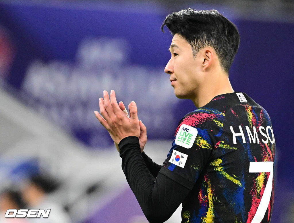 한국이 결승 진출에 실패했다.위르겐 클린스만 감독이 이끄는 대한민국 축구대표팀은 7일 0시(이하 한국시간) 카타르 알라이얀 아흐마드 빈 알리 스타디움에서 요르단과 2023 아시아축구연맹(AFC) 카타르 아시안컵 4강전을 치러 0-2로 패했다. 결승 진출에 실패했다. 동시에 64년 만의 우승도 일궈내지 못했다.경기를 마치고 한국 손흥민이 팬들에게 인사를 전하고 있다. 2024.02.06 / jpnews.osen.co.kr