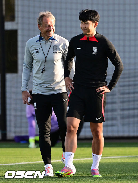 [OSEN=도하(카타르), 지형준 기자] 2023 아시아축구연맹(AFC) 카타르 아시안컵 4강 요르단전을 앞둔 대한민국 축구대표팀이 4일(현지시간) 카타르 도하 알 에글라 트레이닝 센터에서 훈련을 가졌다.클린스만 감독과 손흥민이 훈련에 앞서 이야기를 나누고 있다. 2024.02.04 / jpnews.osen.co.kr