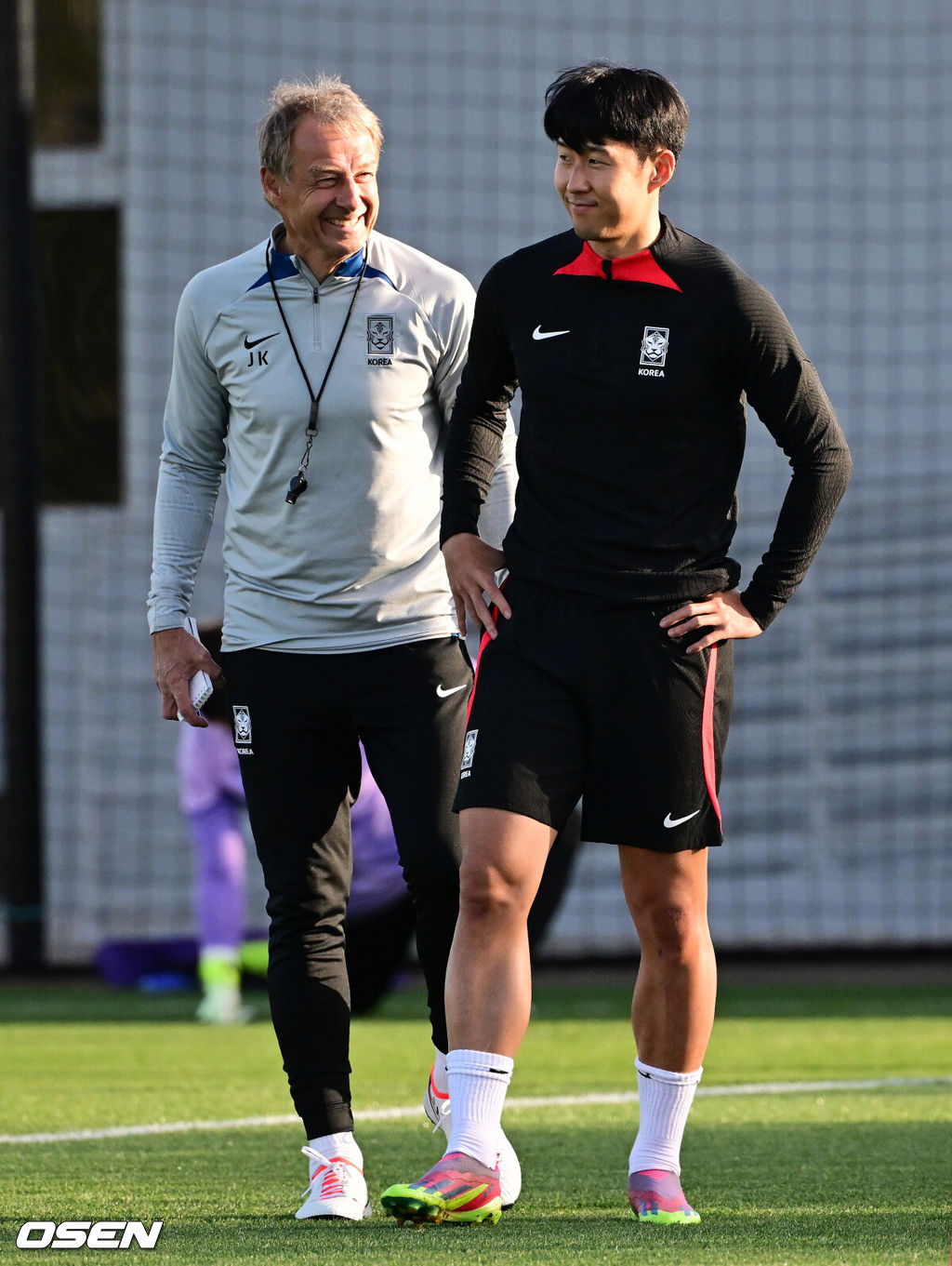 2023 아시아축구연맹(AFC) 카타르 아시안컵 4강 요르단전을 앞둔 대한민국 축구대표팀이 4일(현지시간) 카타르 도하 알 에글라 트레이닝 센터에서 훈련을 가졌다.클린스만 감독과 손흥민이 훈련에 앞서 이야기를 나누고 있다. 2024.02.04 / jpnews.osen.co.kr