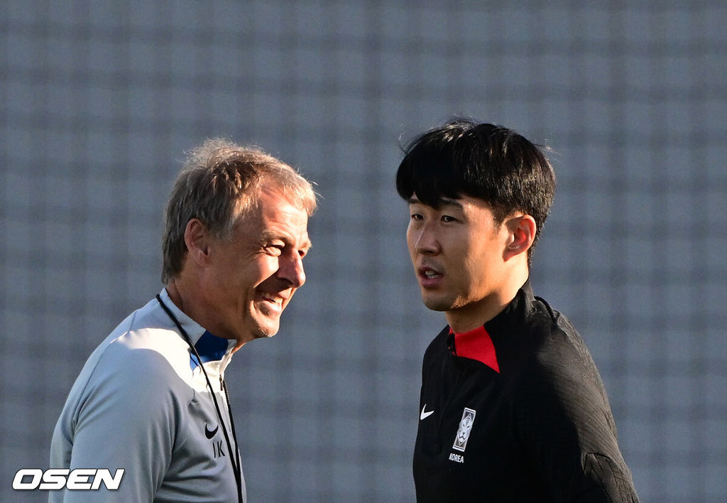 2023 아시아축구연맹(AFC) 카타르 아시안컵 4강 요르단전을 앞둔 대한민국 축구대표팀이 4일(현지시간) 카타르 도하 알 에글라 트레이닝 센터에서 훈련을 가졌다.클린스만 감독과 손흥민이 훈련에 앞서 이야기를 나누고 있다. 2024.02.04 / jpnews.osen.co.kr