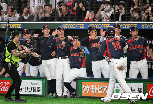 [OSEN=도쿄(일본), 손용호 기자] 6일 일본 도쿄돔에서 월드베이스볼클래식(WBC) 조별리그 C조 일본과 대만의 경기가&nbsp;열렸다.일본은 야마모토 요시노부, 대만은 쩡하오쥔을 선발로 내세웠다.2회초 1사 만루에서 일본 오타니 쇼헤이가 만루 홈런을 치고 더그아웃에서 동료들과 환호하고 있다. 2026.03.06&nbsp;/spjj@osen.co.kr