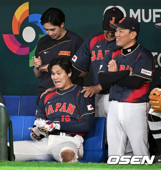 [OSEN=도쿄(일본), 손용호 기자] 6일 일본 도쿄돔에서 월드베이스볼클래식(WBC) 조별리그 C조 일본과 대만의 경기가&nbsp;열렸다.일본은 야마모토 요시노부, 대만은 쩡하오쥔을 선발로 내세웠다.2회초 1사 만루에서 일본 오타니 쇼헤이가 만루 홈런을 치고 더그아웃에서 이바타 히로카즈 감독과 인사를 나누고 있다. 2026.03.06&nbsp;/spjj@osen.co.kr