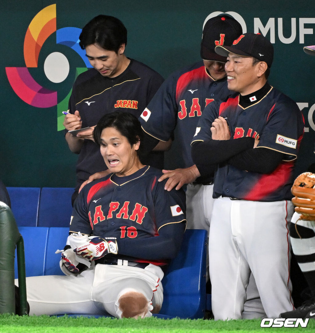 6일 일본 도쿄돔에서 월드베이스볼클래식(WBC) 조별리그 C조 일본과 대만의 경기가 열렸다.일본은 야마모토 요시노부, 대만은 쩡하오쥔을 선발로 내세웠다.2회초 1사 만루에서 일본 오타니 쇼헤이가 만루 홈런을 치고 더그아웃에서 이바타 히로카즈 감독과 인사를 나누고 있다. 2026.03.06 /spjj@osen.co.kr