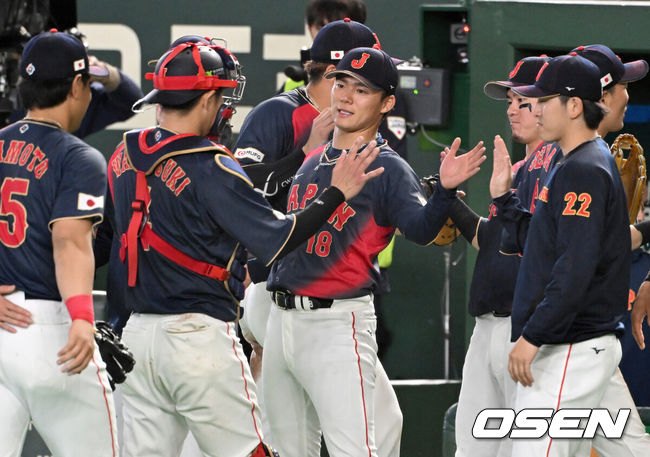 [OSEN=도쿄(일본), 손용호 기자] 6일 일본 도쿄돔에서 월드베이스볼클래식(WBC) 조별리그 C조 일본과 대만의 경기가&nbsp;열렸다.일본은 야마모토 요시노부, 대만은 쩡하오쥔을 선발로 내세웠다.3회말 공수교대 때 일본 야마모토 요시노부가 수비를 마친 동료들과 하이파이브를 하고 있다. 2026.03.06&nbsp;/spjj@osen.co.kr