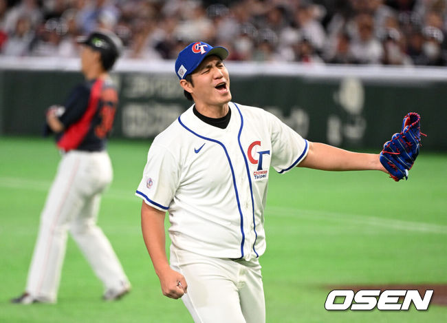 [OSEN=도쿄(일본), 손용호 기자] 6일 일본 도쿄돔에서 월드베이스볼클래식(WBC) 조별리그 C조 일본과 대만의 경기가&nbsp;열렸다.일본은 야마모토 요시노부, 대만은 쩡하오쥔을 선발로 내세웠다.1회초 2사 1,3루에서 일본 오카모토 가즈마를 삼진으로 처리한 대만 쩡 하오쥔이 환호하고 있다. 2026.03.06&nbsp;/spjj@osen.co.kr