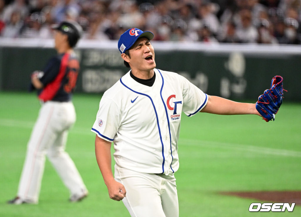 6일 일본 도쿄돔에서 월드베이스볼클래식(WBC) 조별리그 C조 일본과 대만의 경기가 열렸다.일본은 야마모토 요시노부, 대만은 쩡하오쥔을 선발로 내세웠다.1회초 2사 1,3루에서 일본 오카모토 가즈마를 삼진으로 처리한 대만 쩡 하오쥔이 환호하고 있다. 2026.03.06 /spjj@osen.co.kr