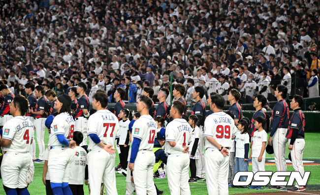 [OSEN=도쿄(일본), 손용호 기자] 6일 일본 도쿄돔에서 월드베이스볼클래식(WBC) 조별리그 C조 일본과 대만의 경기가&nbsp;열렸다.일본은 야마모토 요시노부, 대만은 쩡하오쥔을 선발로 내세웠다.경기에 앞서 양팀 선수들이 국가 연주를 듣고 있다. 2026.03.06&nbsp;/spjj@osen.co.kr