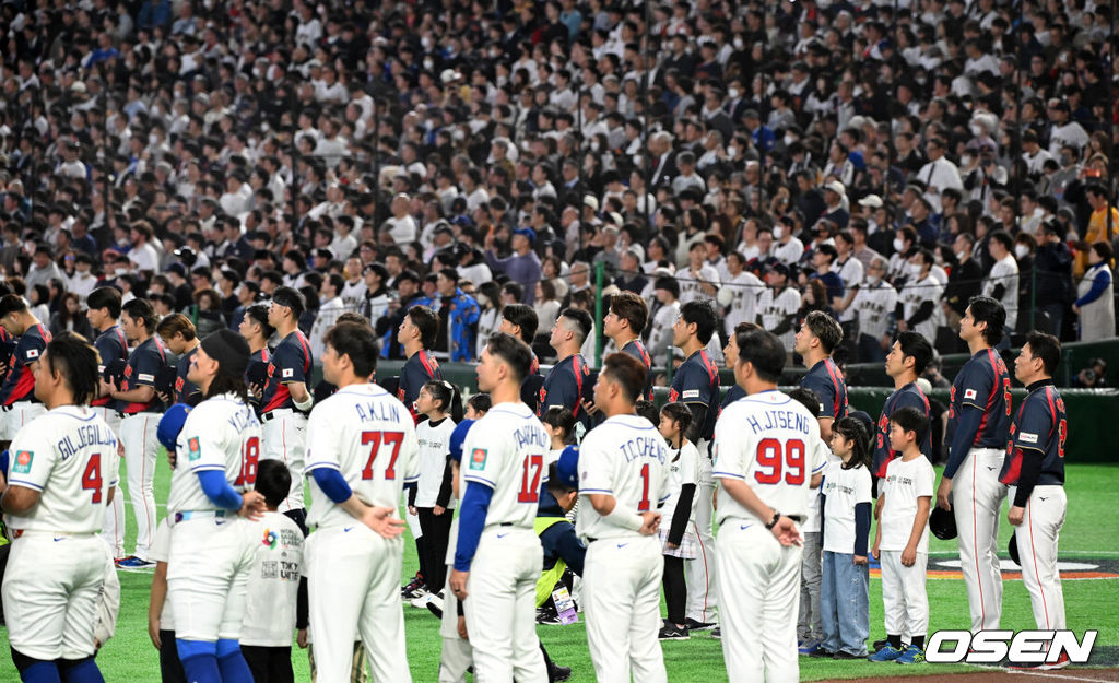 6일 일본 도쿄돔에서 월드베이스볼클래식(WBC) 조별리그 C조 일본과 대만의 경기가 열렸다.일본은 야마모토 요시노부, 대만은 쩡하오쥔을 선발로 내세웠다.경기에 앞서 양팀 선수들이 국가 연주를 듣고 있다. 2026.03.06 /spjj@osen.co.kr