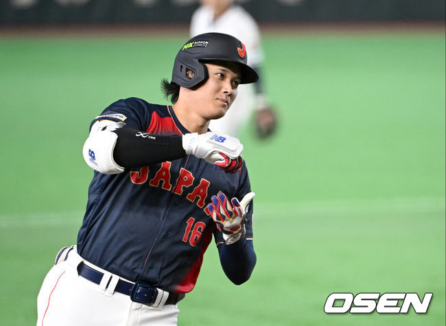 [OSEN=도쿄(일본), 손용호 기자] 6일 일본 도쿄돔에서 월드베이스볼클래식(WBC) 조별리그 C조 일본과 대만의 경기가&nbsp;열렸다.일본은 야마모토 요시노부, 대만은 쩡하오쥔을 선발로 내세웠다.2회초 1사 만루에서 일본 오타니 쇼헤이가 만루 홈런을 치고 그라운드를 돌고 있다. 2026.03.06&nbsp;/spjj@osen.co.kr