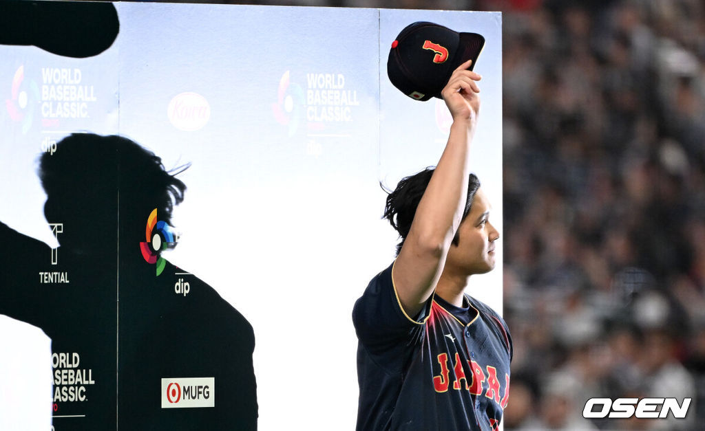 월드베이스볼클래식(WBC) 2연패를 향한 일본의 첫 여정이 파괴적이었다. 대만을 5회 콜드게임으로 몰아붙이면서 완벽한 승리를 거뒀다.일본은 6일 일본 도쿄돔에서 열린 ‘2026 월드베이스볼클래식(WBC)’ 1라운드 C조 대만과의 첫 경기에서 13-0, 7회 콜드게임 승리를 거두며 완벽한 출발을 알렸다. 일본은 대회 첫 승을 거뒀고 대만은 2패로 탈락 위기에 몰렸다.경기 종료 후 인터뷰를 마친 일본 오타니 쇼헤이가 모자를 벗어 인사하고 있다. 2026.03.06 /spjj@osen.co.kr