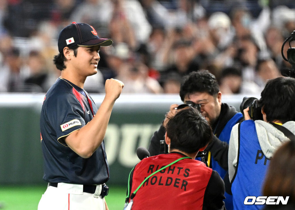 월드베이스볼클래식(WBC) 2연패를 향한 일본의 첫 여정이 파괴적이었다. 대만을 5회 콜드게임으로 몰아붙이면서 완벽한 승리를 거뒀다.일본은 6일 일본 도쿄돔에서 열린 ‘2026 월드베이스볼클래식(WBC)’ 1라운드 C조 대만과의 첫 경기에서 13-0, 7회 콜드게임 승리를 거두며 완벽한 출발을 알렸다. 일본은 대회 첫 승을 거뒀고 대만은 2패로 탈락 위기에 몰렸다.경기 종료 후 인터뷰를 마친 일본 오타니 쇼헤이가 포즈를 취하고 있다. 2026.03.06 /spjj@osen.co.kr