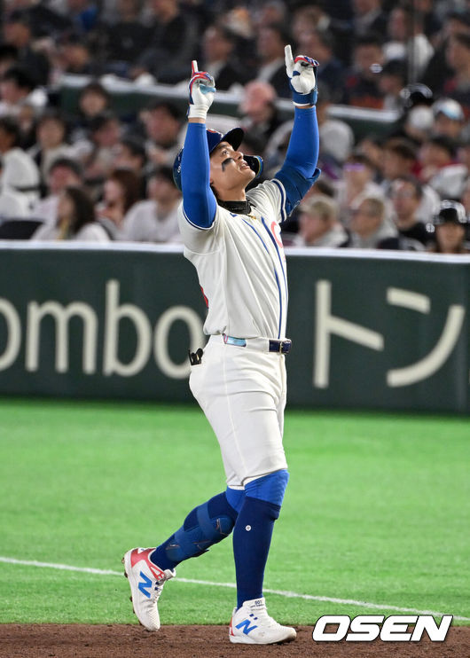 [OSEN=도쿄(일본), 손용호 기자] 6일 일본 도쿄돔에서 월드베이스볼클래식(WBC) 조별리그 C조 일본과 대만의 경기가&nbsp;열렸다.일본은 야마모토 요시노부, 대만은 쩡하오쥔을 선발로 내세웠다.6회말 무사에서 대만 장위청이 우전 안타를 치고 환호하고 있다. 2026.03.06&nbsp;/spjj@osen.co.kr