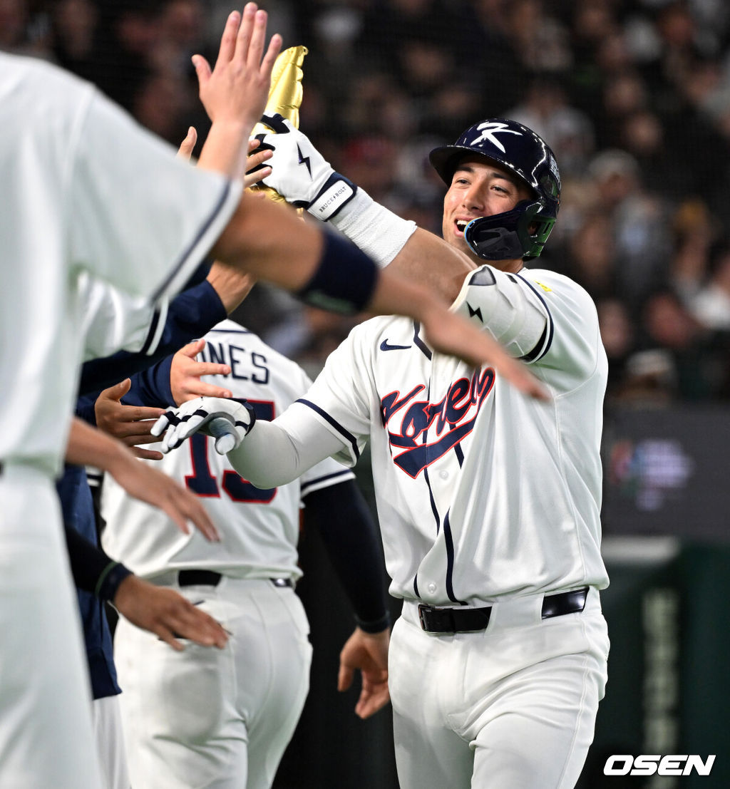 5일 일본 도쿄돔에서 월드베이스볼클래식(WBC) 조별리그 C조 한국과 체코의 경기가 열렸다.한국은 소형준, 체코는 다니엘 파디샥을 선발투수로 내세웠다.2006년 4강, 2009년 준우승을 차지한 경험이 있는 한국은 이후 3개 대회(2013년, 2017년, 2023년)에서 모두 8강 토너먼트 진출에 실패했다. 이번 대회에서는 17년 만에 본선 토너먼트 진출을 노린다.3회말 1사에서 한국 셰이 위트컴이 좌월 솔로 홈런을 치고 더그아웃에서 동료들과 환호하고 있다. 2026.03.05 /spjj@osen.co.kr