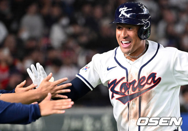 [OSEN=도쿄(일본), 손용호 기자] 류지현 감독이 이끄는 한국야구 대표팀은 5일 일본 도쿄의 도쿄돔에서 열린 2026 월드베이스볼클래식(WBC) 조별리그 C조 체코와의 첫 경기에서 홈런 4방을 포함해 10안타를 터트리며 11-4로 승리했다.2009년 이후 17년 만에 WBC 1차전 승리를 기록했다.8회말 2사에서 한국 저마이 존스가 좌월 솔로 홈런을 치고 더그아웃에서 동료들과 환호하고 있다. 2026.03.05&nbsp;/spjj@osen.co.kr
