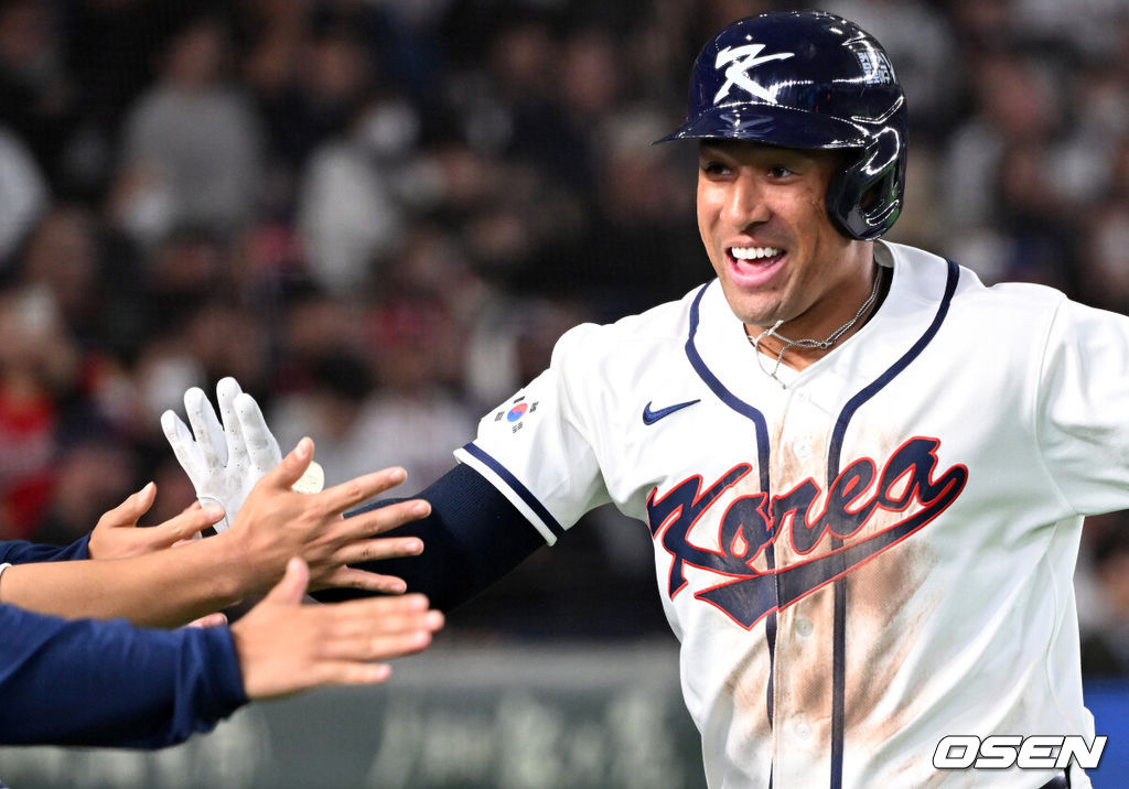 류지현 감독이 이끄는 한국야구 대표팀은 5일 일본 도쿄의 도쿄돔에서 열린 2026 월드베이스볼클래식(WBC) 조별리그 C조 체코와의 첫 경기에서 홈런 4방을 포함해 10안타를 터트리며 11-4로 승리했다.2009년 이후 17년 만에 WBC 1차전 승리를 기록했다.8회말 2사에서 한국 저마이 존스가 좌월 솔로 홈런을 치고 더그아웃에서 동료들과 환호하고 있다. 2026.03.05 /spjj@osen.co.kr