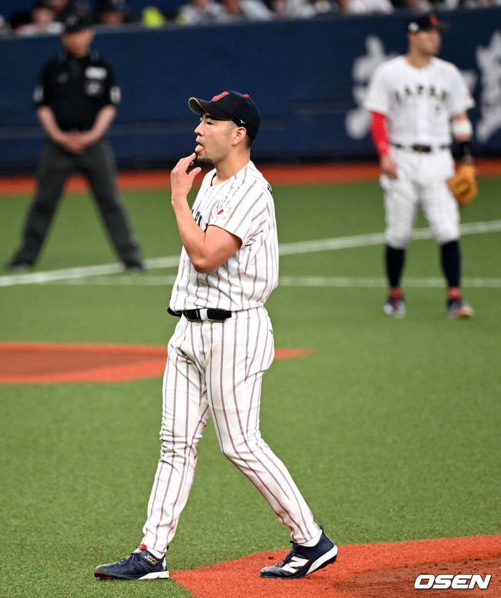 2일 일본 오사카 교세라돔에서 월드베이스볼클래식(WBC) 공식 연습 경기 일본 야구 대표팀과 오릭스 버팔로스의 경기가 열렸다.3일 한신 타이거스와 연습 경기 후 도쿄로 향하는 일본 야구 대표팀은 6일 대만과의 첫 경기에 이어 7일 한국전, 8일 호주전, 10일 체코전을 치른다.4회말 무사에서 일본 기쿠치 유세이가 오릭스 니시노 마사히로에게 내야안타를 허용하고 아쉬워하고 있다. 2026.03.02 /spjj@osen.co.kr