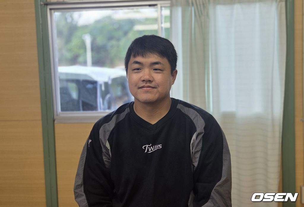 프로야구 LG 트윈스 투수 장현식이 일본 오키나와 스프링캠프에서 친정팀 KIA 타이거즈와 연습경기를 마치고 인터뷰하고 있다. 장현식은 KIA 선수들을 오랜만에 만나 인사를 나눴다. /orange@osen.co.kr