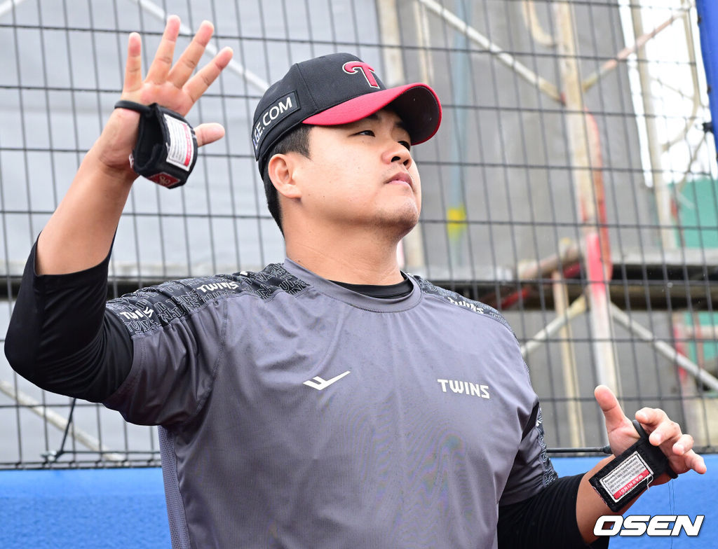 프로야구 LG 트윈스가 27일 일본 오키나와 가데나 야구장에서 스프링캠프 훈련을 펼쳤다.미국 애리조나에서 1차 스프링캠프를 마친 LG는 25일 오키나와에 입성해 26일부터 본격적으로 2차 캠프를 시작했다.LG 장현식이 훈련을 펼치고 있다. 2026.02.27 / dreamer@osen.co.kr