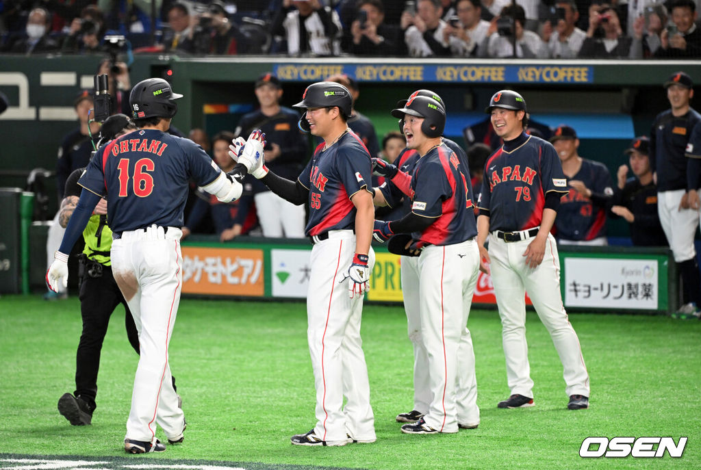 6일 일본 도쿄돔에서 월드베이스볼클래식(WBC) 조별리그 C조 일본과 대만의 경기가 열렸다.일본은 야마모토 요시노부, 대만은 쩡하오쥔을 선발로 내세웠다.2회초 1사 만루에서 일본 오타니 쇼헤이가 만루 홈런을 치고 홈에서 동료들과 환호하고 있다. 2026.03.06 /spjj@osen.co.kr