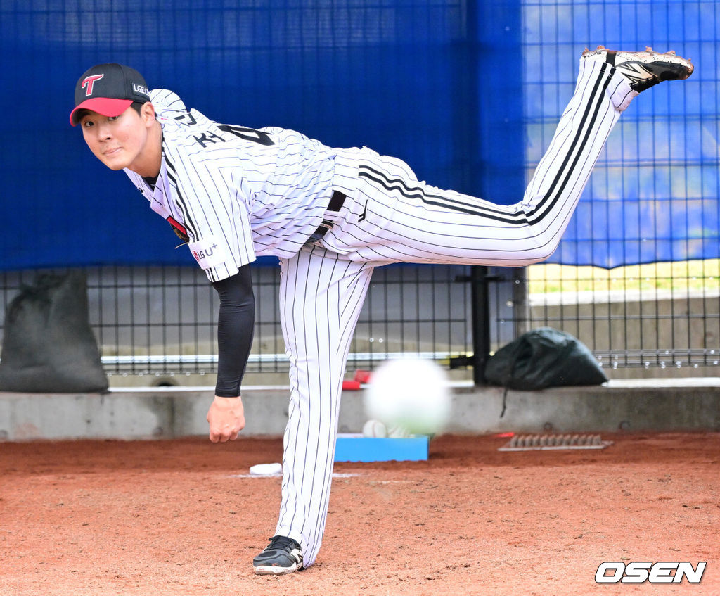 프로야구 LG 트윈스가 27일 일본 오키나와 가데나 야구장에서 스프링캠프 훈련을 펼쳤다.미국 애리조나에서 1차 스프링캠프를 마친 LG는 25일 오키나와에 입성해 26일부터 본격적으로 2차 캠프를 시작했다.LG 조건희가 불펜 피칭을 펼치고 있다. 2026.02.27 / dreamer@osen.co.kr