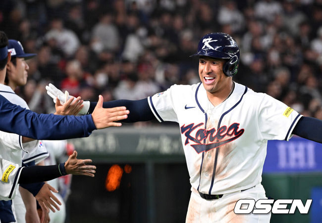 [OSEN=도쿄(일본), 손용호 기자] 5일 일본 도쿄돔에서 월드베이스볼클래식(WBC) 조별리그 C조 한국과 체코의 경기가&nbsp;열렸다.한국은 소형준, 체코는 다니엘 파디샥을 선발투수로 내세웠다.2006년 4강, 2009년 준우승을 차지한 경험이 있는 한국은 이후 3개 대회(2013년, 2017년, 2023년)에서 모두 8강 토너먼트 진출에 실패했다. 이번 대회에서는 17년 만에 본선 토너먼트 진출을 노린다.8회말 2사에서 한국 저마이 존스가 좌월 솔로 홈런을 치고 더그아웃에서 환호하고 있다. 2026.03.05&nbsp;/spjj@osen.co.kr