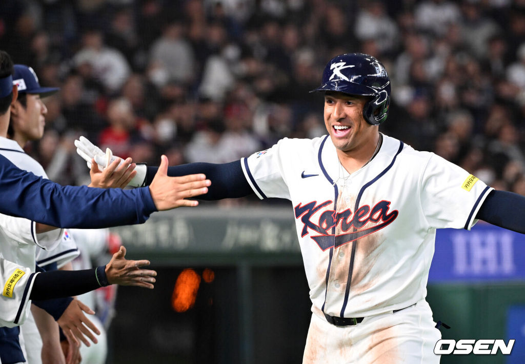 5일 일본 도쿄돔에서 월드베이스볼클래식(WBC) 조별리그 C조 한국과 체코의 경기가 열렸다.한국은 소형준, 체코는 다니엘 파디샥을 선발투수로 내세웠다.2006년 4강, 2009년 준우승을 차지한 경험이 있는 한국은 이후 3개 대회(2013년, 2017년, 2023년)에서 모두 8강 토너먼트 진출에 실패했다. 이번 대회에서는 17년 만에 본선 토너먼트 진출을 노린다.8회말 2사에서 한국 저마이 존스가 좌월 솔로 홈런을 치고 더그아웃에서 환호하고 있다. 2026.03.05 /spjj@osen.co.kr