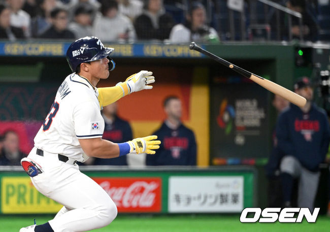 [OSEN=도쿄(일본), 손용호 기자] 5일 일본 도쿄돔에서 월드베이스볼클래식(WBC) 조별리그 C조 한국과 체코의 경기가&nbsp;열렸다.한국은 소형준, 체코는 다니엘 파디샥을 선발투수로 내세웠다.2006년 4강, 2009년 준우승을 차지한 경험이 있는 한국은 이후 3개 대회(2013년, 2017년, 2023년)에서 모두 8강 토너먼트 진출에 실패했다. 이번 대회에서는 17년 만에 본선 토너먼트 진출을 노린다.7회말 무사에서 한국 안현민이 좌전 안타를 치고 있다. 2026.03.05&nbsp;/spjj@osen.co.kr