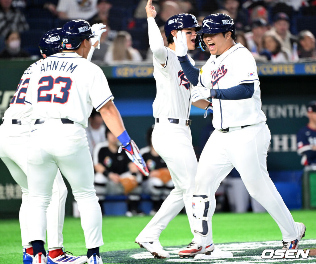5일 일본 도쿄돔에서 월드베이스볼클래식(WBC) 조별리그 C조 한국과 체코의 경기가 열렸다.한국은 소형준, 체코는 다니엘 파디샥을 선발투수로 내세웠다.2006년 4강, 2009년 준우승을 차지한 경험이 있는 한국은 이후 3개 대회(2013년, 2017년, 2023년)에서 모두 8강 토너먼트 진출에 실패했다. 이번 대회에서는 17년 만에 본선 토너먼트 진출을 노린다.1회말 1사 만루에서 한국 문보경이 우중월 만루 홈런을 치고 홈에서 동료들과 환호하고 있다. 2026.03.05 /spjj@osen.co.kr
